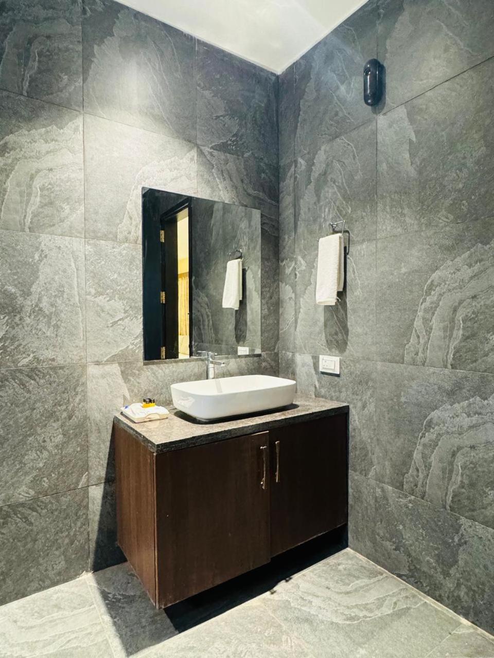 צ'נאי Mstays Ecr By Mirabilis Hotel מראה חיצוני תמונה